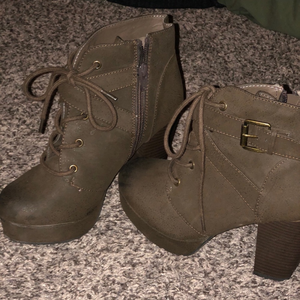 Heels - Picture 3 of 3